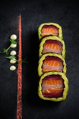 Siyah taşın üzerinde suşi.