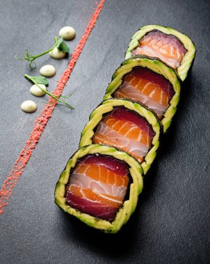 Siyah taşın üzerinde suşi.
