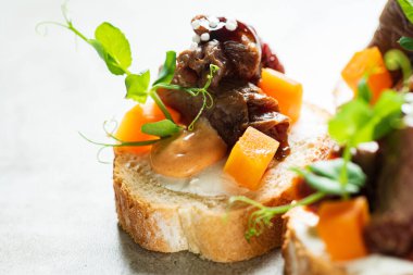 Biftek ve bitkilerle kanepe