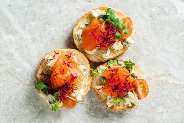 Tuzlu somon ve otlu kanepe.