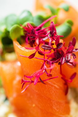 Tuzlu somon ve otlu kanepe.