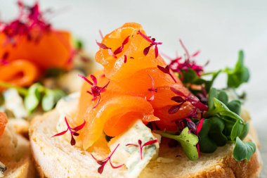 Tuzlu somon ve otlu kanepe.