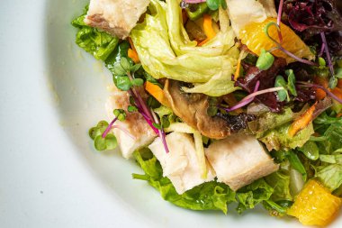 Tavuk ve sebzeli taze salata.