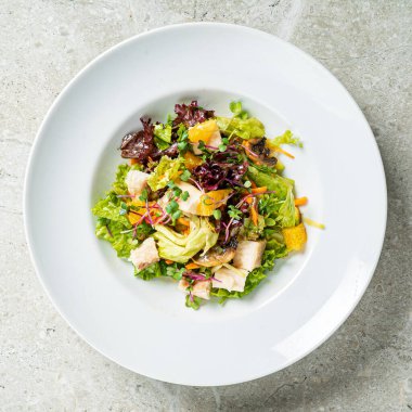 Tavuk ve sebzeli taze salata.