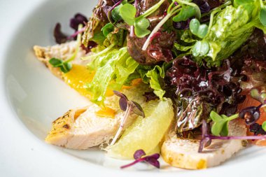 Tavuk ve sebzeli taze salata.