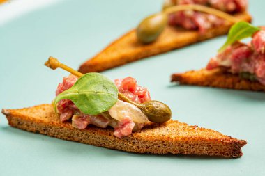 tapas ve tartar ve kapari.