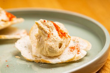 Tabağında humme olan tapas.