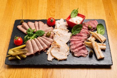 Siyah taşın üzerinde meze var.