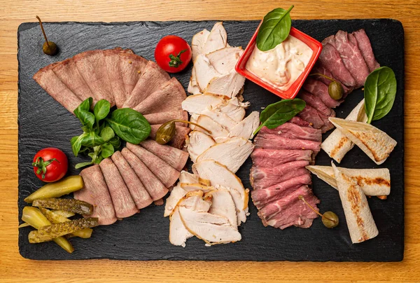 Antipasto Carne Sulla Pietra Nera — Foto Stock