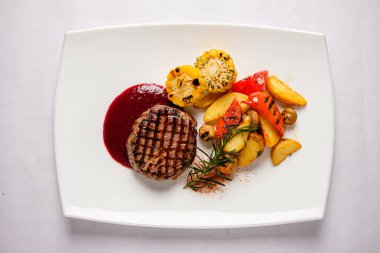 Izgara sebze ve otlu pirzola.