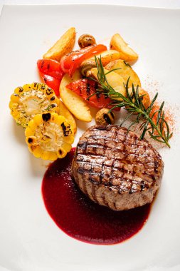 Izgara sebze ve otlu pirzola.