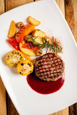 Izgara sebze ve otlu pirzola.