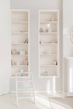 Dolaplı boş bir oturma odası.