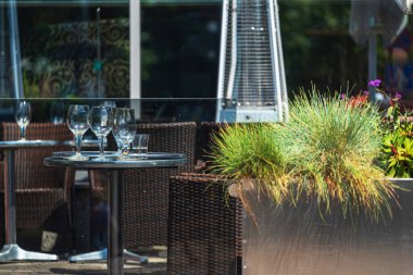 Kutularda güzel çiçekler var.