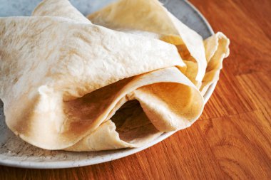 Lavaş (yumuşak, ince mayasız ekmek)