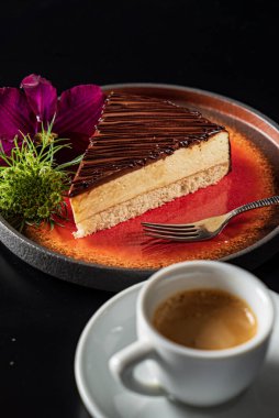 Kahve ve karamel ile nefis bir pasta.