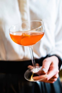 Moktail kadının elinde.