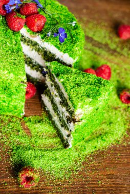 Taze ahududulu ıspanaklı kek.