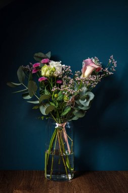 Vazoda taze çiçekler