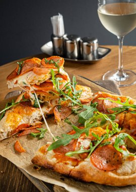 İtalyan pizzası ahşap masada.