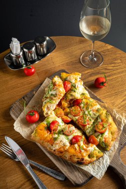 İtalyan pizzası ahşap masada.