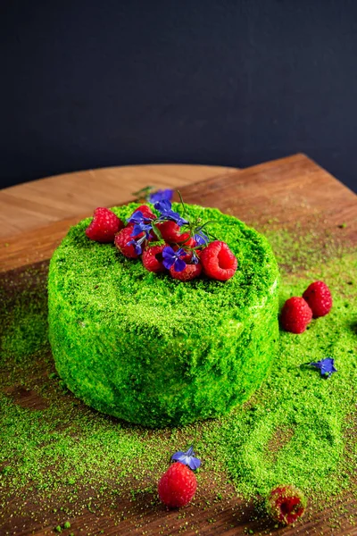Spinazie Cake Met Verse Frambozen — Stockfoto