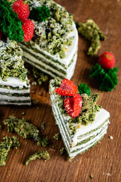 Spinazie Cake Met Verse Frambozen — Stockfoto