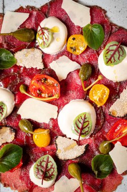 Peynirli ve sebzeli sığır carpaccio