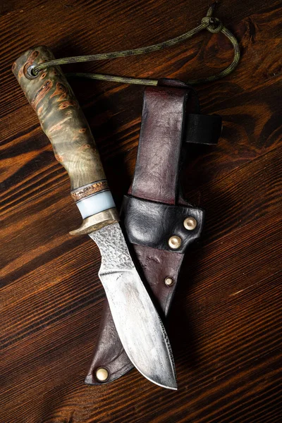 Μαχαίρι Κυνηγιού Χειροποίητο Ξύλινο Φόντο — Φωτογραφία Αρχείου