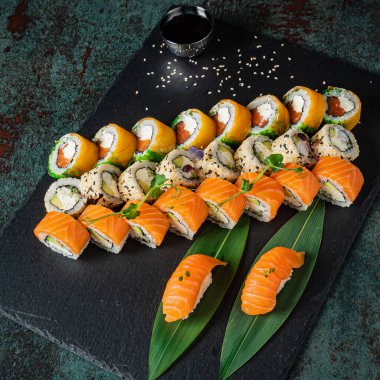 Siyah arkaplanda suşi var.