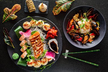 Siyah arkaplanda Asyalı seti