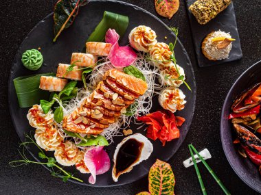 Siyah arkaplanda Asyalı seti