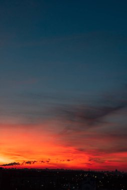 Büyük şehrin üzerinde turuncu gün batımı