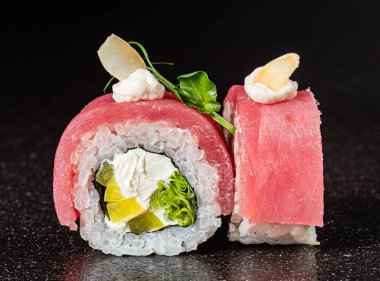 Siyah arka planda taze ve lezzetli suşi.