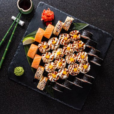 Siyah arka planda taze ve lezzetli suşi.