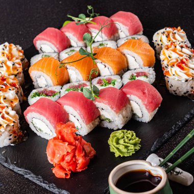 Siyah arka planda taze ve lezzetli suşi.