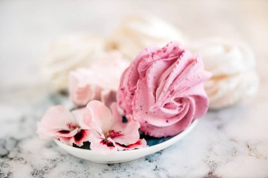 Güzel, lezzetli bir tatlı. Çiçek şeklinde Zephyr güller. 