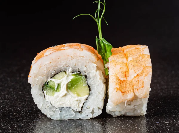 Čerstvé Chutné Sushi Černém Pozadí — Stock fotografie