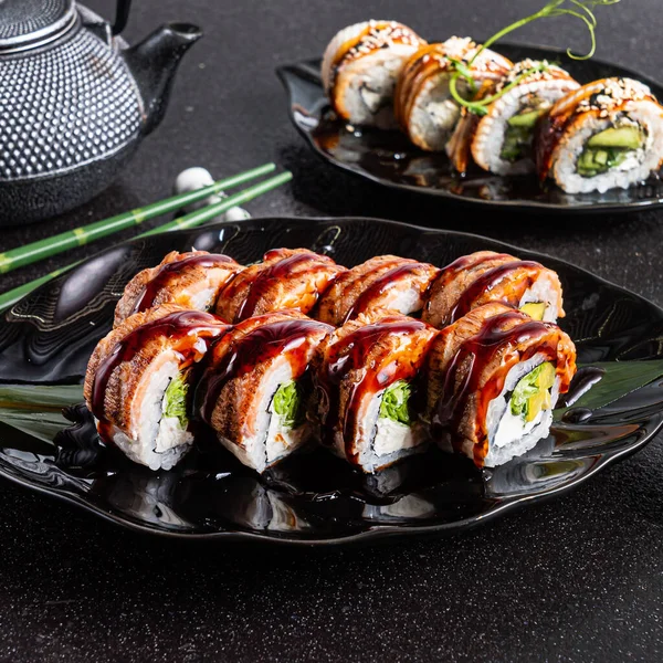 黑色背景上新鲜美味的寿司 — 图库照片