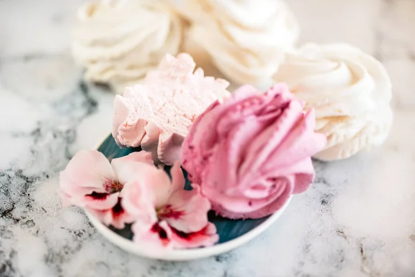 Hermoso Postre Delicioso Zephyr Forma Flores Rosas — Foto de Stock