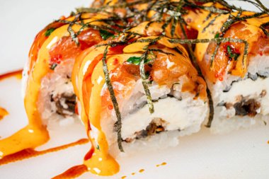 Soslu ve otlu suşi.