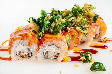 Soslu ve otlu suşi.