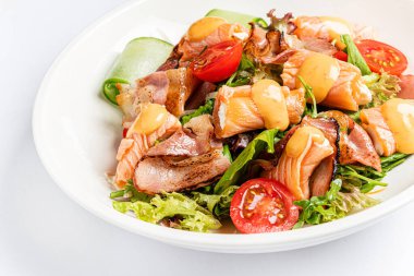 Beyaz arka planda deniz ürünleri salatası.