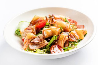 Beyaz arka planda deniz ürünleri salatası.