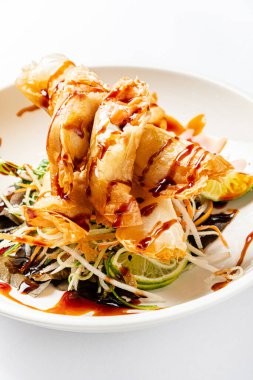 Soslu börek ve salata.