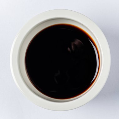 Beyaz arka planda soya sosu