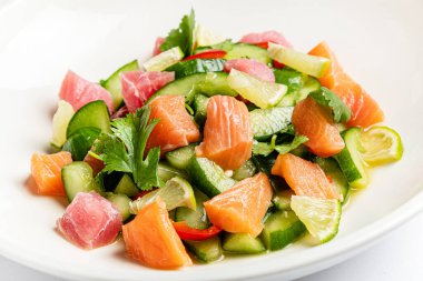 Beyaz tabakta balık salatası