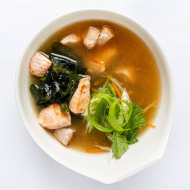 Beyaz kasede balık çorbası.