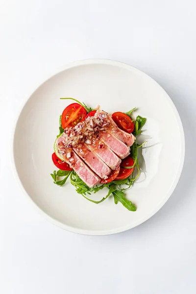 マグロの切り身に白皿のサラダ — ストック写真