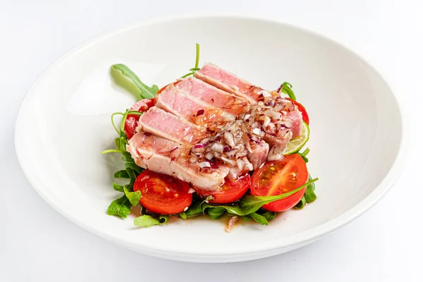 Thunfischfilet Mit Salat Auf Weißem Teller — Stockfoto